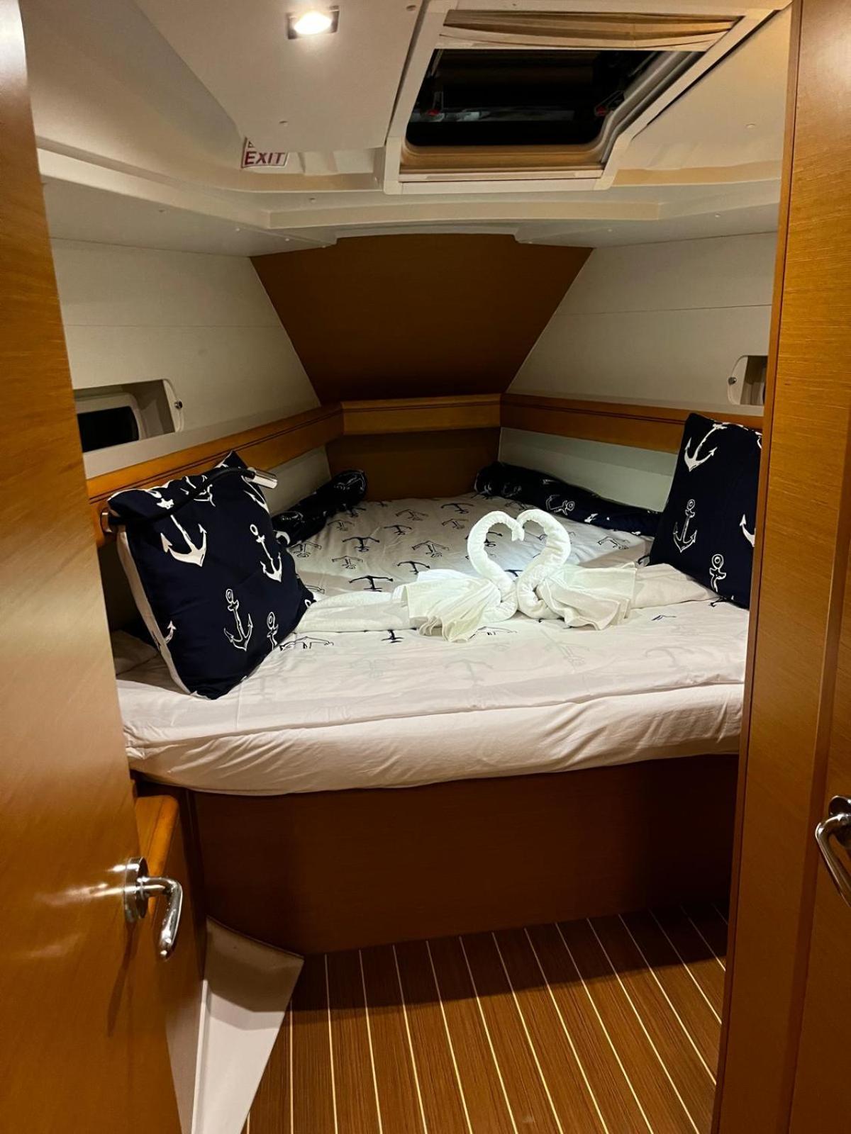 Отель Sleep Aboard A Modern Sailboat In Оэйраш Экстерьер фото