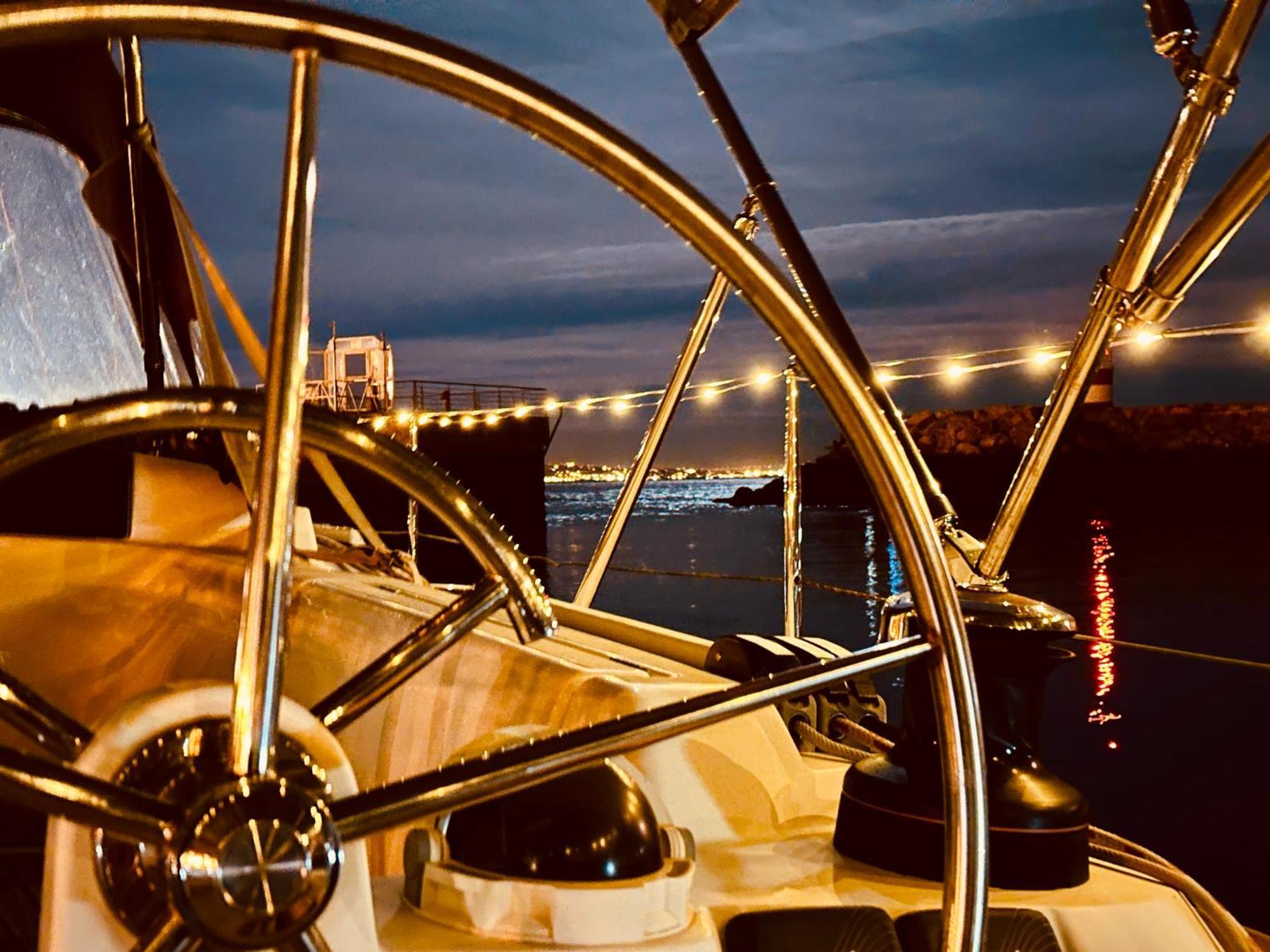 Отель Sleep Aboard A Modern Sailboat In Оэйраш Экстерьер фото